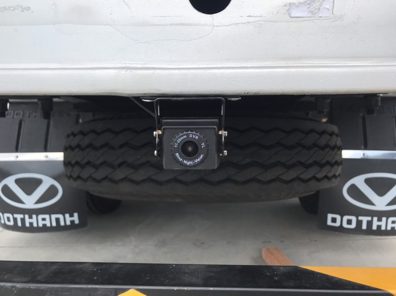 Lắp camera sau đuôi xe