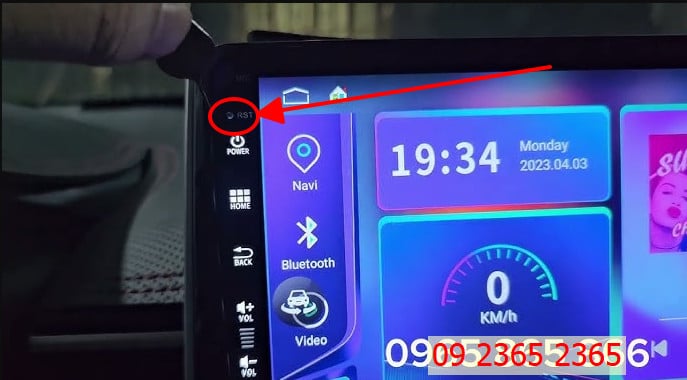 2. Thử RESET màn hình Bằng Phím Cứng
