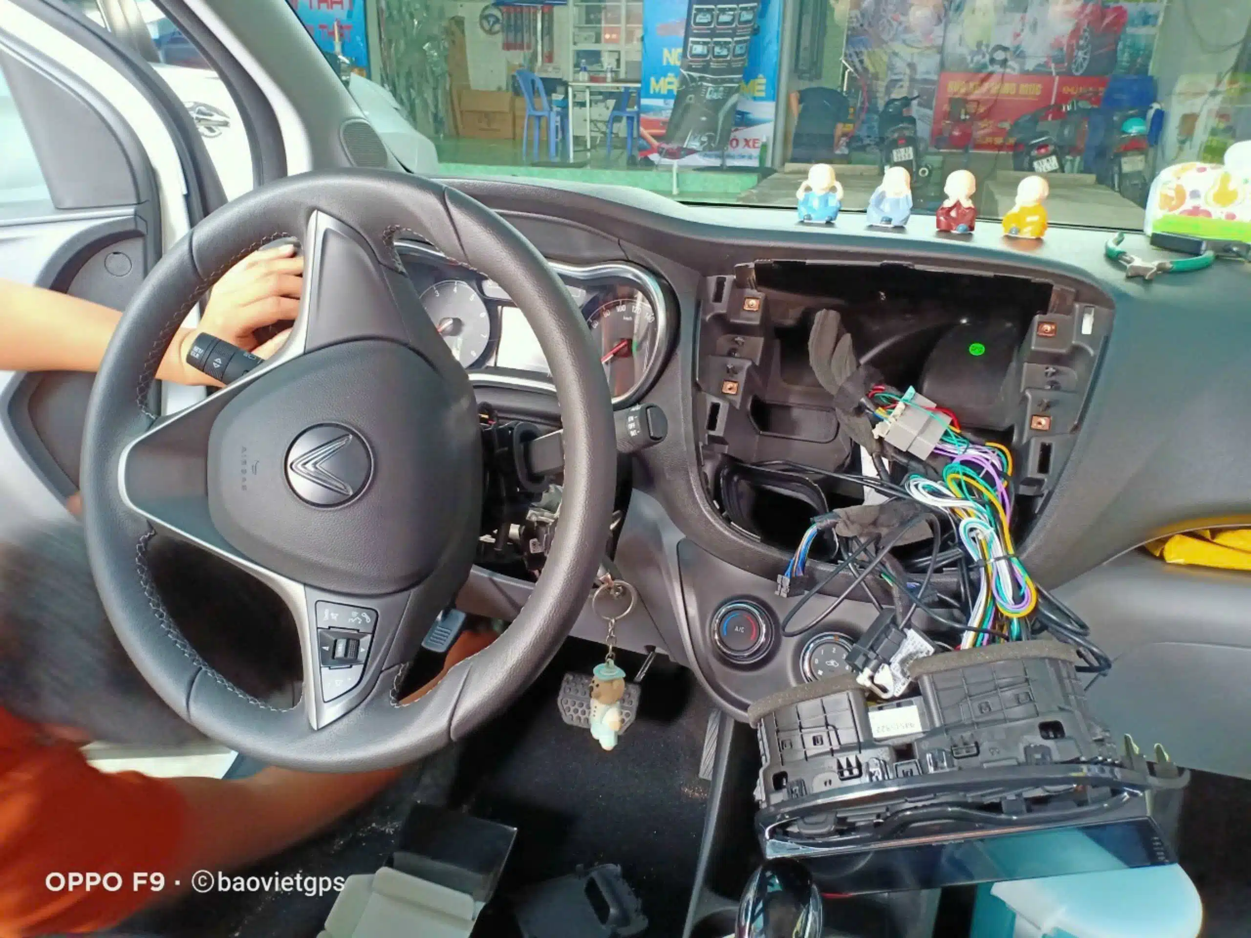 tháo định vị xe