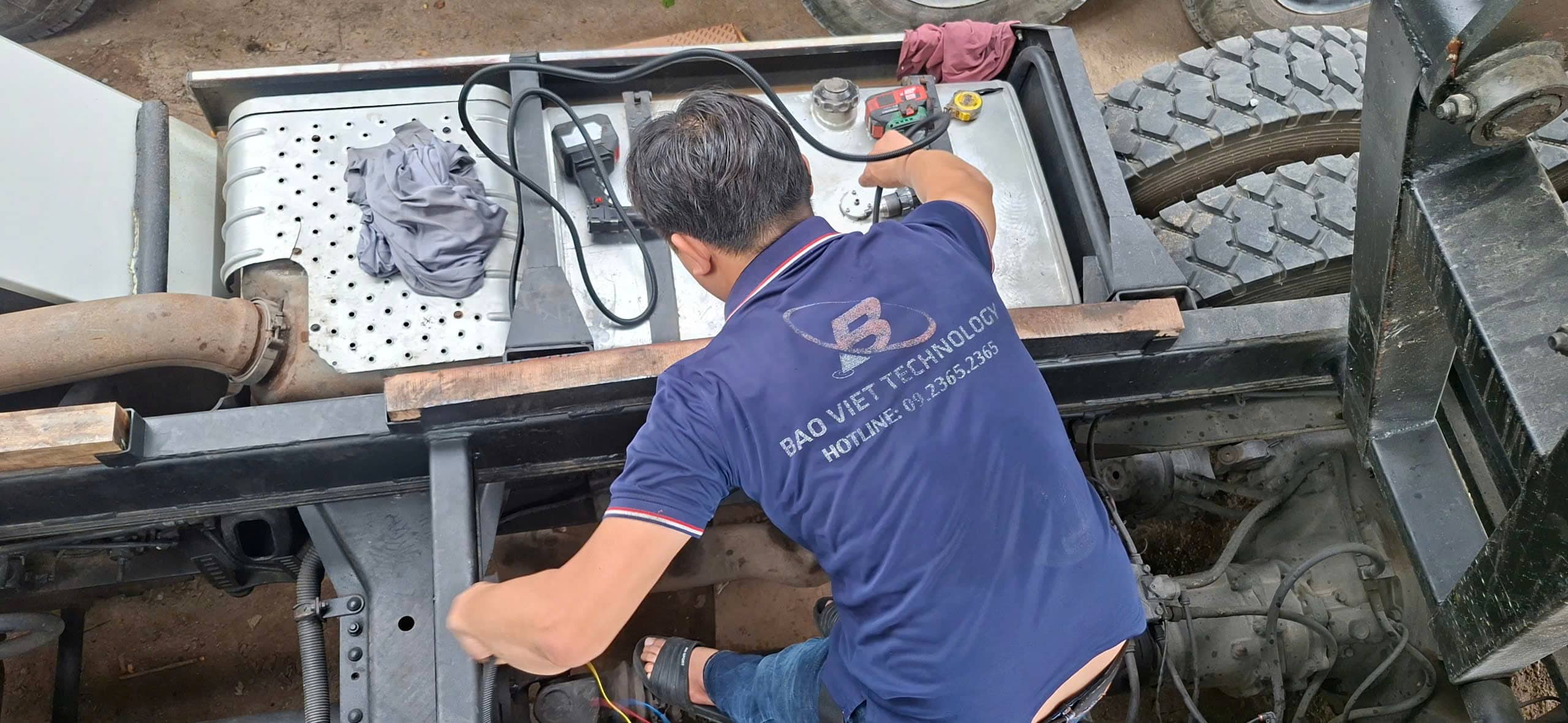 Đi dây dọc thân xe ra camera phía sau